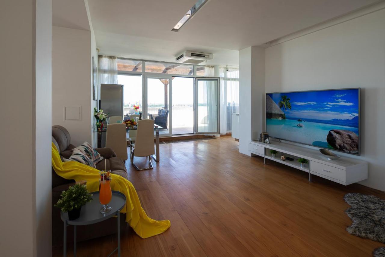 Skyhouse Riga Private Penthouse And Spa Luaran gambar